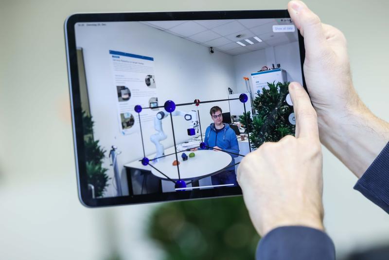 Das Forschungsteam sucht nach anwendungsfreundlichen Eingabemethoden, um den Arbeitsbereich von Robotern zu begrenzen. Die dreidimensionale Grenzziehung am Tablet gehört dazu. 