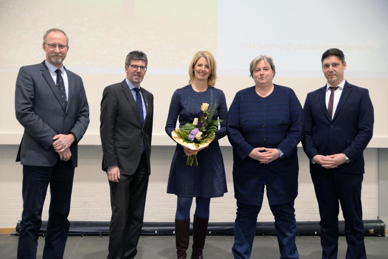 Die künftige Universitätspräsidentin Prof. Dr. Eva Martha Eckkrammer (Bildmitte) mit den Mitgliedern des Präsidiums.