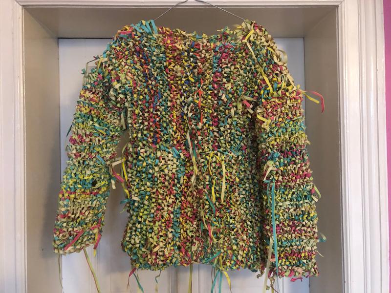 Ein Pullover aus Luftschlangen: Anna Ruschers selbst gewebter "Pulli"