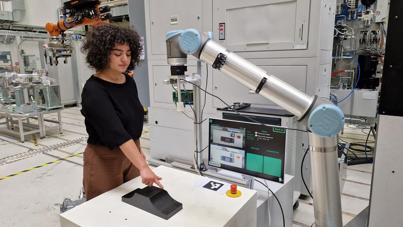 Dursune Gönültas und ihr Forschungsthema, die Programmierung einer Roboterbahn durch Gestensteuerung 
