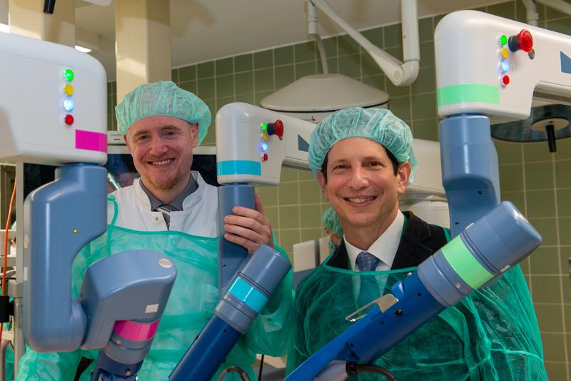 Prof. Gödeke, li., und Prof. Muensterer mit dem neuen Senhance-Robotersystem