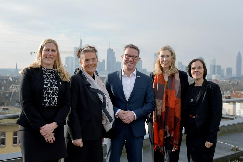 Dekan Prof. Dr. Kai-Oliver Schocke freut sich mit Constanze Kötting und Liana Weismüller (beide Condor Flugdienst GmbH) sowie Prof. Dr. Kirstin Zimmer und Studiengangskoordinatorin Sandra Reinstorf (v.l.) über die erneute Kooperation. 