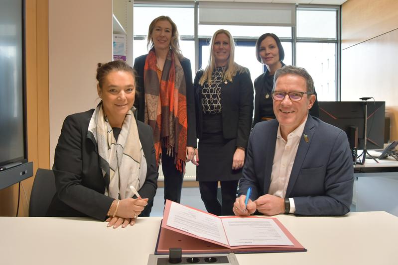 Liana Weismüller, Director HR Condor Flugdienst GmbH (l.), und Dekan Prof. Dr. Kai-Oliver Schocke unterschrieben den Vertrag im Beisein von (h.v.l.) Prof. Dr. Kirstin Zimmer (Frankfurt UAS), Constanze Kötting (Condor) und Sandra Reinstorf (Frankfurt UAS).