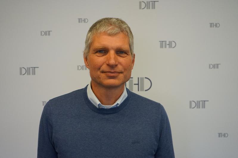 THD-Professor Dr. Helge Thiess ist Experte für Fertigungstechnologien optischer Präzisionsflächen.