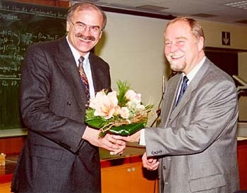 Noch-Rektor Prof. Dr. Hans-Jürgen Kottmann gratuliert dem künftigen Rektor Prof. Dr. Eberhard Menzel zur Wahl.