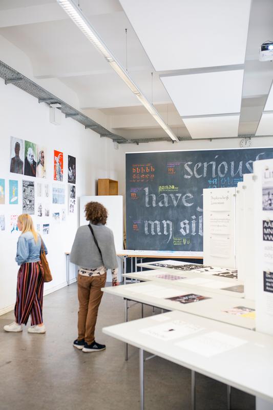 Welche Projekte erarbeiten Studierende im Kunst- und Designstudium? Und wie sieht der Studienalltag an einer Kunsthochschule aus? Die Muthesius Kunsthochschule in Kiel gewährt Einblicke in das Campusleben