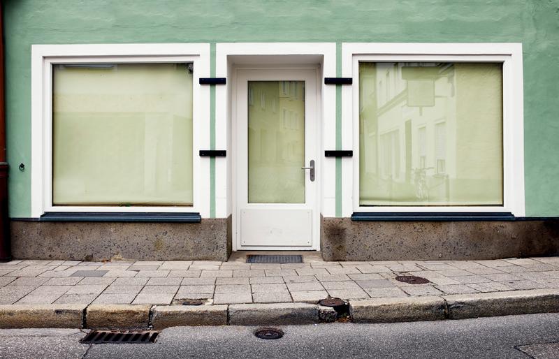 Der Anblick leerstehender Ladenlokale ist in vielen deutschen Städten längst zur Normalität geworden.