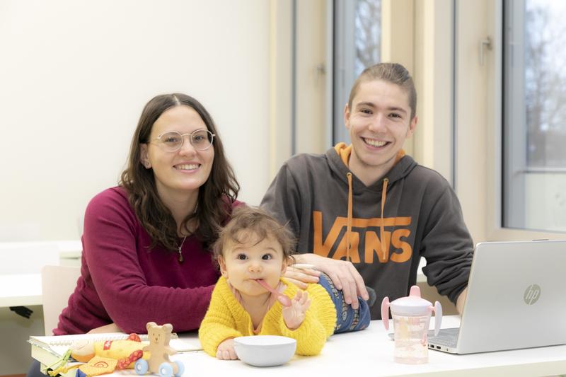 Neben dem Studium der Humanmedizin ist Juri der Lebensmittelpunkt von Sophia und Felix. Die PMU Nürnberg unterstützt sie dabei, Familie und Studium unter einen Hut zu bekommen.