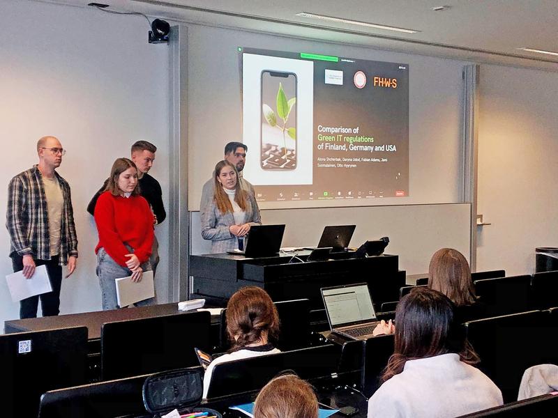 Internationale Studierende präsentierten die Ergebnisse ihrer Projektarbeit zum Thema „Vergleich von Green IT Regularien“ dreier Länder.