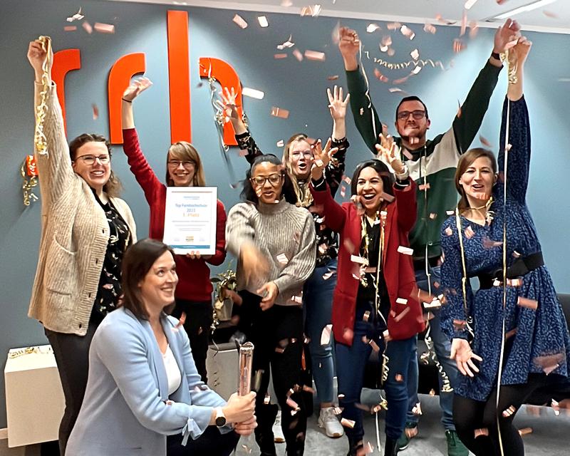 Die Mitarbeiter der SRH Fernhochschule lassen vor Freude die Konfettikanonen knallen.