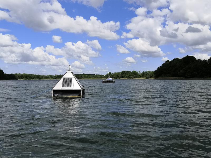 TERENO Monitoring Station auf dem Tiefen See, Mecklenburg, Deutschland (Wetterstation, Wassersonden, Sedimentfallen). 