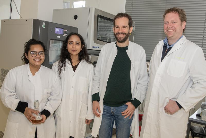 (v. l.) In Bonn waren Swadha Mishra, Arushi Gupta, Dr. Fabian den Brave und Prof. Thomas Becker maßgeblich beteiligt.