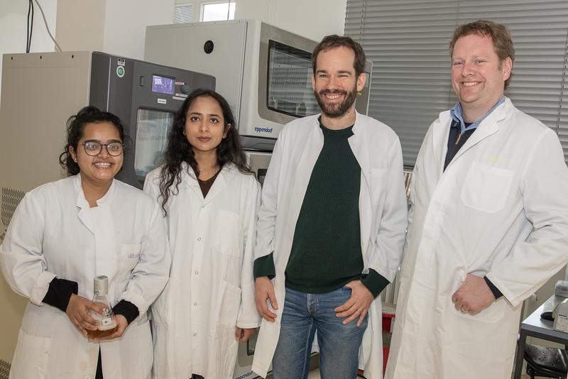 (v. l.) In Bonn waren Swadha Mishra, Arushi Gupta, Dr. Fabian den Brave und Prof. Thomas Becker maßgeblich beteiligt.