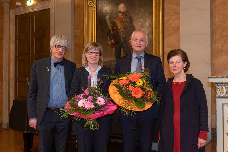 Von links: Universitätspräsident Prof. Dr. Metin Tolan, Prof. Dr. Anke Holler, Prof. Dr. Bernhard Brümmer, Senatssprecherin Prof. Dr. Margarete Boos.