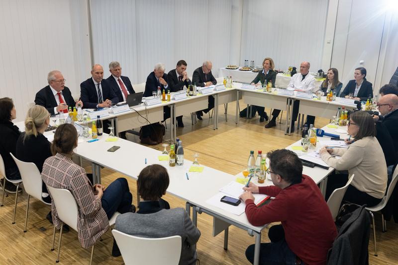 Auf einer Pressekonferenz am 26. Januar in Leipzig sind Strukturen, Aufgaben und Ziele des Mitteldeutschen Krebszentrums (CCCG) vorgestellt worden.  Das CCCG ist ein Zusammenschluss der onkologischen Zentren der Universitätsklinika Leipzig und Jena.