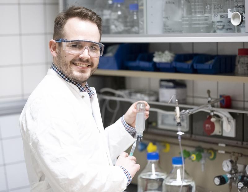 PhD student Patrick Becker gained a holistic understanding of the metabolism of the bacterium Aromatoleum aromaticum through careful laboratory studies.