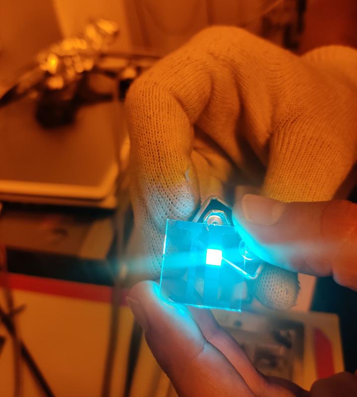 Untersuchung einer organischen Leuchtdiode (OLED). 