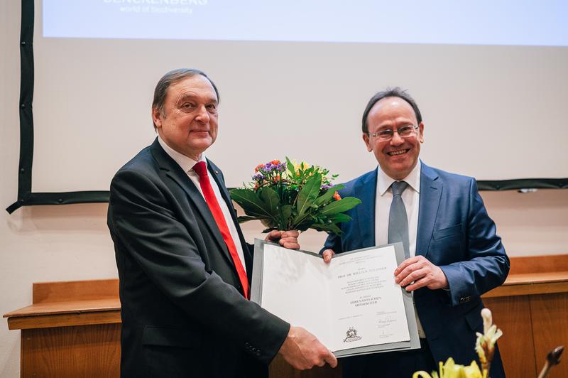 Prof. Dr. Willi Xylander erhält die Ehrenamtsurkunde von Senckenberg-Generaldirektor Prof. Dr. Klement Tockner