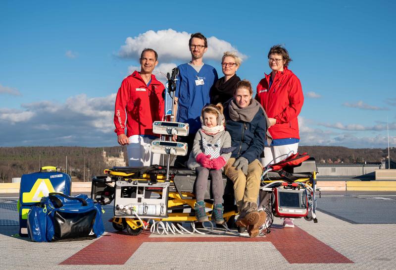 KIdS-Leiter Prof. Brenner; Dr. Winkler, Arzt der Kinder-ITS; Patientin Gretje; KIdS-Koordinatorin Anne-Schawohl; Kristina Beck, Mutter von Gretje und Katja Jackisch, Kinder-ITS-Pflegerin, die mit Prof. Brenner Grete im Hubschrauber nach Dresden holte.