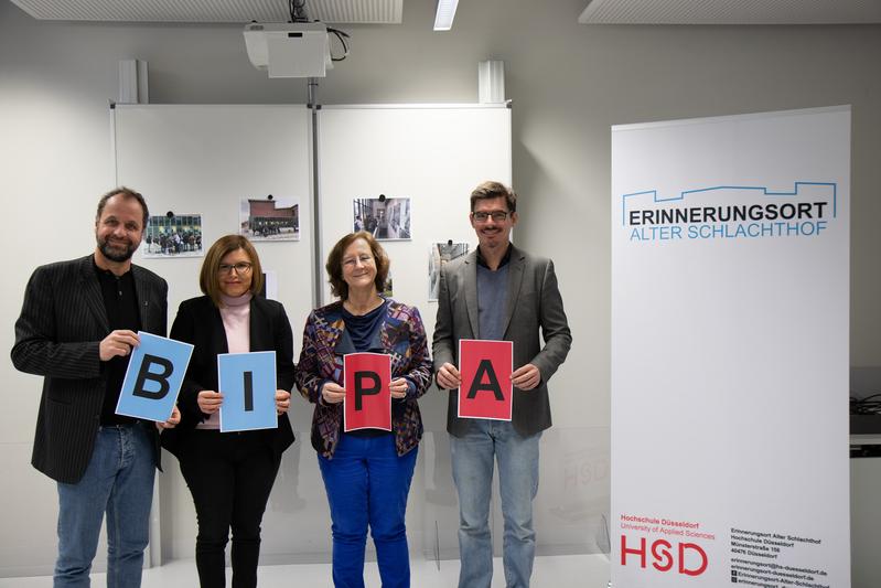 HSD-Präsidentin Prof. Dr. Edeltraud Vomberg (Mitte re.) und Schulleiterin Assunta Braidi unterzeichneten am 27. Januar die Kooperationsvereinbarung zur künftigen gemeinsamen Bildungsarbeit.