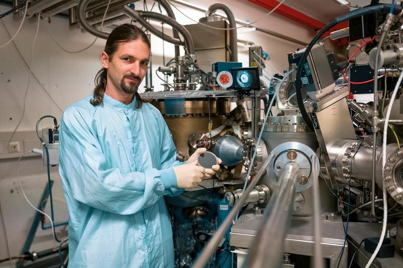  Arne Ludwig war für das Design und die Herstellung der Halbleiterstrukturen für das Experiment verantwortlich.