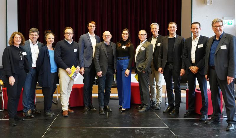 Minister Winfried Hermann inmitten seiner Gesprächspartner*innen. Dazu zählten u.a. Professor Dr. André Bleicher, Rektor der Hochschule Biberach, sowie Prof. Alexander Hofmann, Initiator der Virtuellen Akademie AG6.