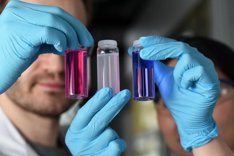 Funktionalisierte Polymer-Nanopartikel, wie sie im neuen Forschungsprojekt entwickelt werden sollen, werden an der Friedrich-Schiller-Universität Jena präsentiert.