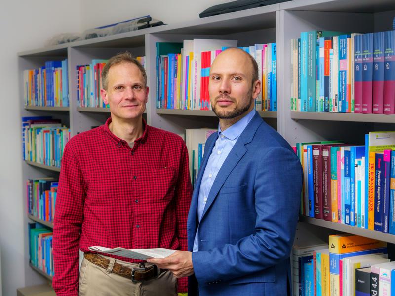 Prof. Dr. Jochen Schmitt (links) und Falko Tesch sind die  Autoren der Studie „Incident autoimmune diseases in association with a SARS-CoV-2 infection: A matched cohort study“