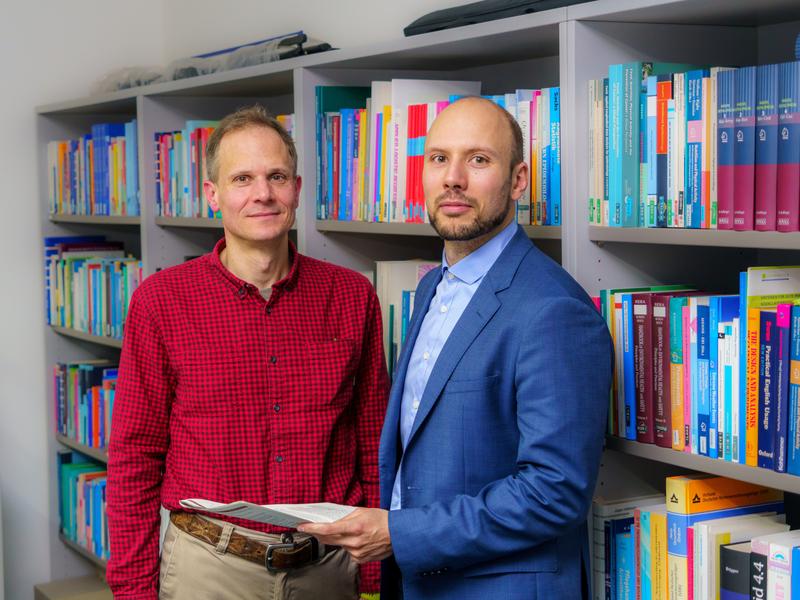 Prof. Dr. Jochen Schmitt (links) und Falko Tesch sind die  Autoren der Studie „Incident autoimmune diseases in association with a SARS-CoV-2 infection: A matched cohort study“