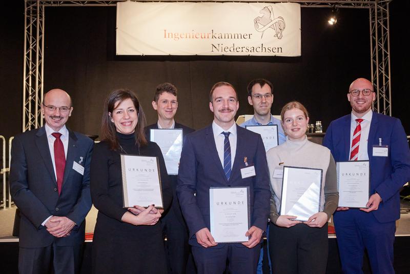 Simon Emmelmann (rechts), ehem. Student der PHWT, im Kreise der anderen Preisträger:innen der Ingenieurkammer Niedersachsen.