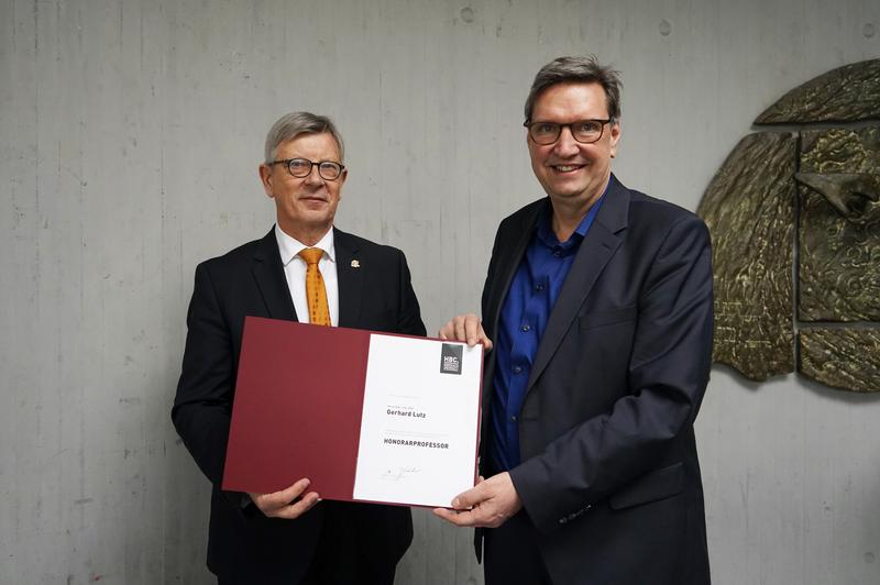 Rektor Prof. André Bleicher übergibt Urkunde an Prof. Gerhard Lutz