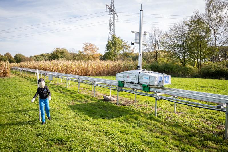 Im laufenden Projekt AI-TEST-FIELD arbeitet das DFKI mit der Hochschule Osnabrück und den Landtechnik-Firmen Krone und LEMKEN an sicheren autonomen Landmaschinen. 