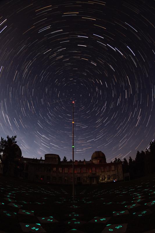 Sternspuraufnahme - Eine Sternspuraufnahme: die rote SkyPole-Marke zeigt Richtung Himmelsnordpol. 