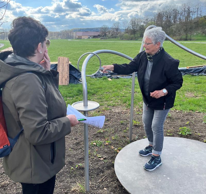 Geschicklichkeit trainieren am „heißen Draht“ auf der „Bewegten Dorfrunde“ im bayrischen Wülfershausen.