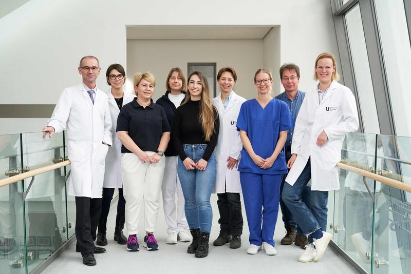 Das Forschungsteam der SURVIVE-​Studie um Prof. Dr. Wolfgang Janni (l. außen) und Dr. Sophia Huesmann (r. außen). 