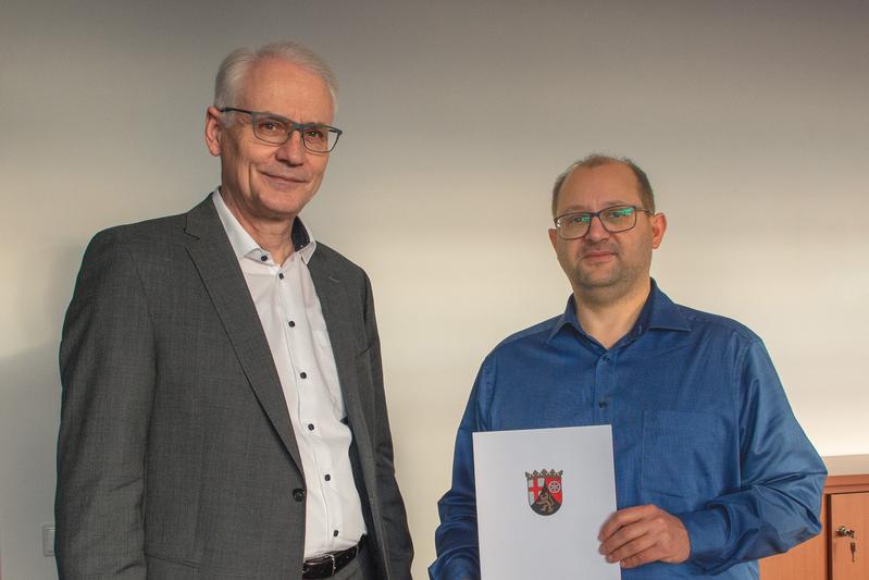 Von links: Hochschulpräsident Prof. Dr. Karl Stoffel und Christian Weiß bei der Ernennung