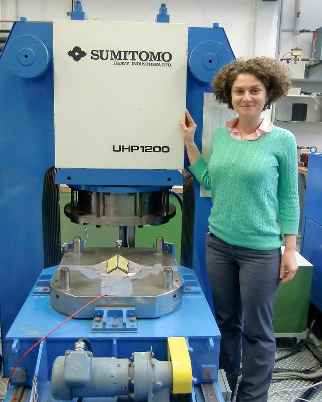 Dr. Esther Posner at a multi-anvil press in the Bavarian Research Institute of Experimental Geochemistry & Geophysics (BGI) at the University of Bayreuth. 