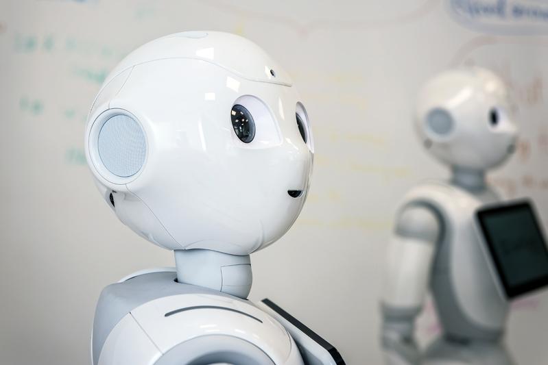 In der Weiterbildung kommen viele Technologien zum Einsatz, so auch der Roboter "Pepper".