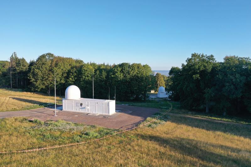 Das Weltraumüberwachungsradar Custodian basiert auf dem vom Fraunhofer FHR im Auftrag der Deutschen Raumfahrtagentur im DLR entwickelten GESTRA (German Experimental Space Surveillance und Tracking Radar) in Koblenz.