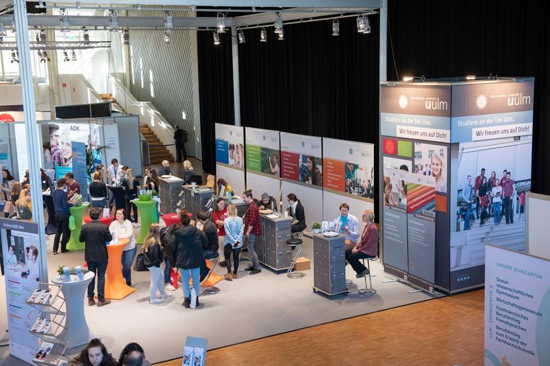 Infostand der Uni Ulm auf der Bildungsmesse 2020 