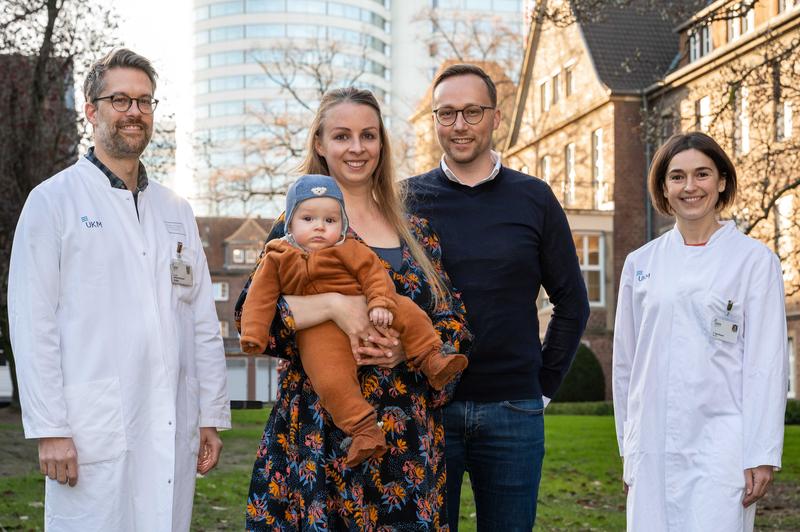 Matthis mittendrin: Jana und Sven Duisen mit ihrem Sohn sowie Gynäkologe Dr. Sebastian Schäfer und Tanja Sperlbaum, Oberärztin im UKM Kinderwunschzentrum.