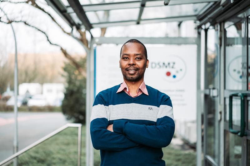 Dr. David Kamanda Ngugi, Umweltmikrobiologe am Leibniz-Institut DSMZ