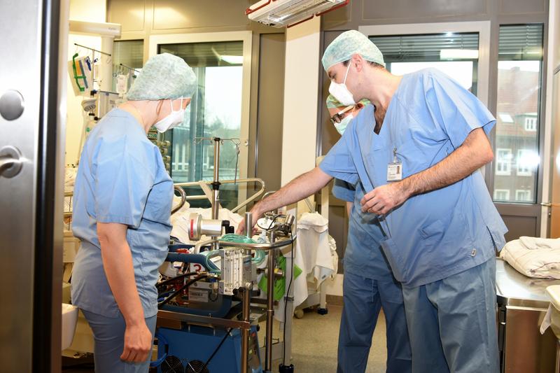  Bild: Oberarzt PD Dr. Christoph Wallner (rechts) erläutert Ärztin Tetiana B. (links) und Arzt Dmytro Z. aus der Ukraine die Versorgung von Brandverletzten auf der Intensivstation. 
