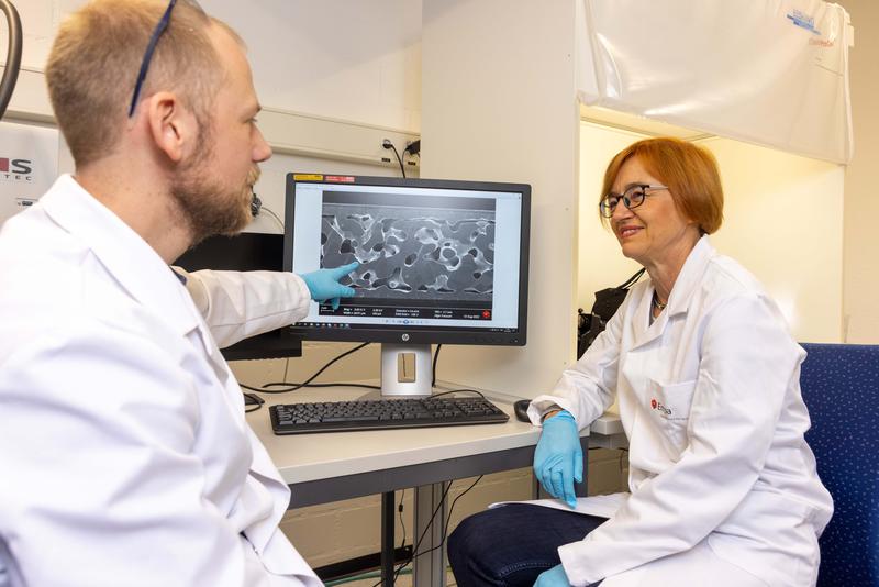 Mikrostruktur: Jolanta Janczak-Rusch und Bastian Rheingans diskutieren die Mikroskopie-Aufnahme einer Fügezone, die mit einem Nanojoining-Verfahren hergestellt wurde. 