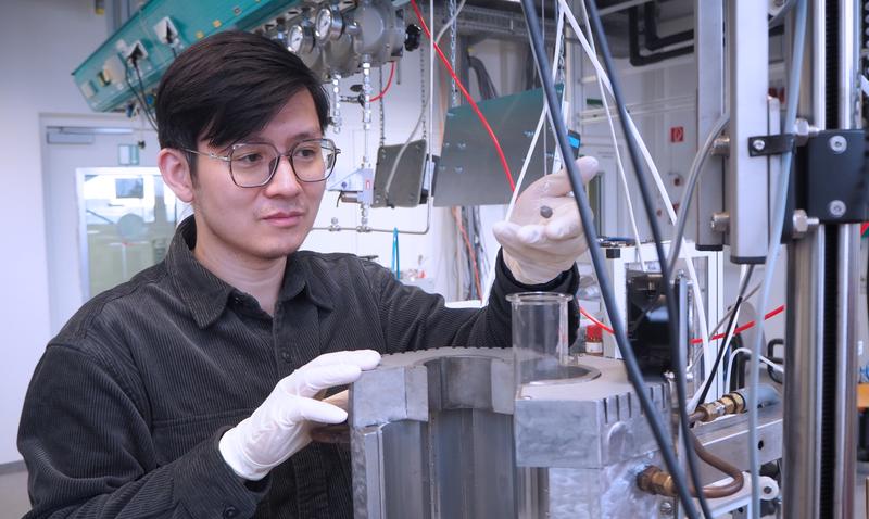 Wie Mangan und Eisen in Lichtbogenöfen unter Verwendung von Wasserstoff reduziert werden können, erforscht Dr. Yan Ma am MPIE. Er wird dieses Fachwissen in das HalMan-Projekt einbringen. 