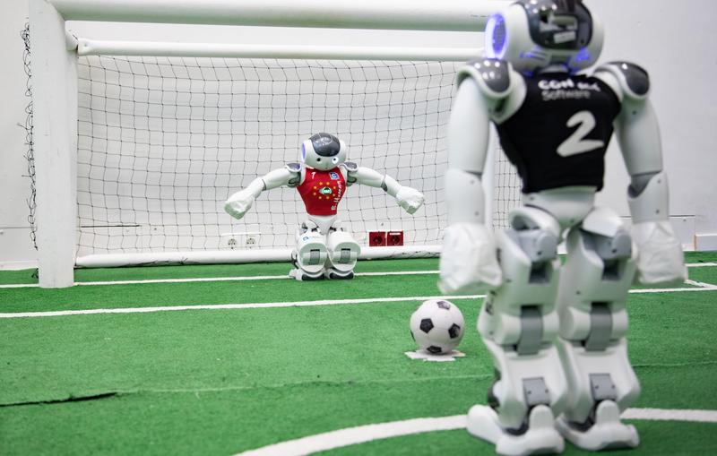 Ihre Überlegenheit ist beeindruckend. Mit 48:0 Toren in sieben Spielen verteidigte das Team „B-Human“ bei der RoboCup-Weltmeisterschaft in Bangkok 2022 seinen WM-Titel. Es war der neunte. Dahinter steht ein eingespieltes Team von Uni Bremen und DFKI.