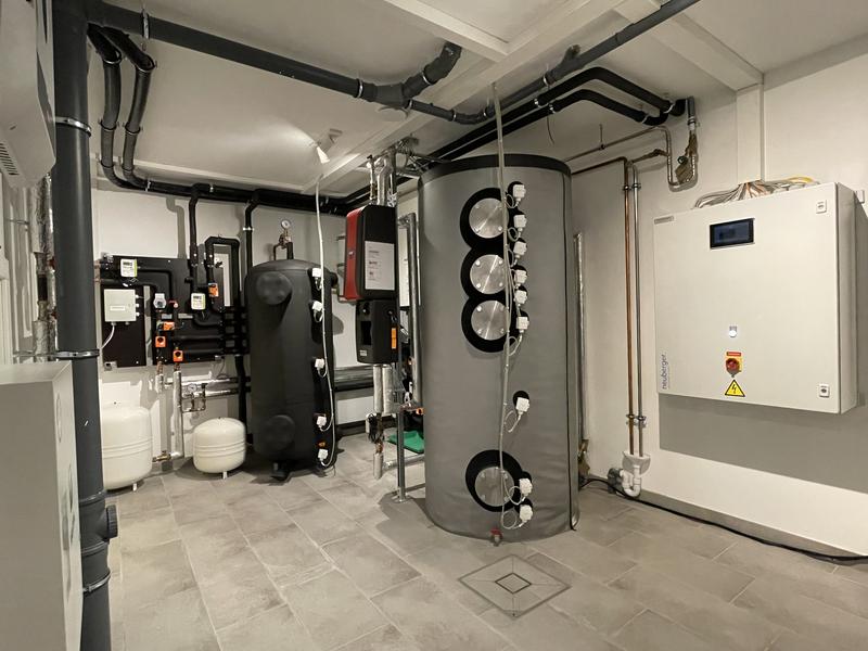  Abb. 1: Technikzentrale des RENBuild-Systems im Demowohngebäude des Projektpartners Hanse Haus mit Hochleistungshybridspeichern, optimierter Wärmepumpe und intelligenter Gebäudeautomation. 