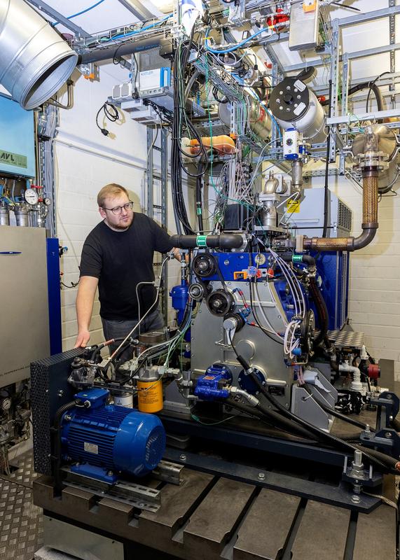 Der wissenschaftliche Mitarbeiter Manuel Glauner forscht am Einzylinder-Industriemotor, um Baumaschinen und Hafen- und Verteilerverkehre mit Wasserstoffantrieb zukünftig klimaneutral zu machen 