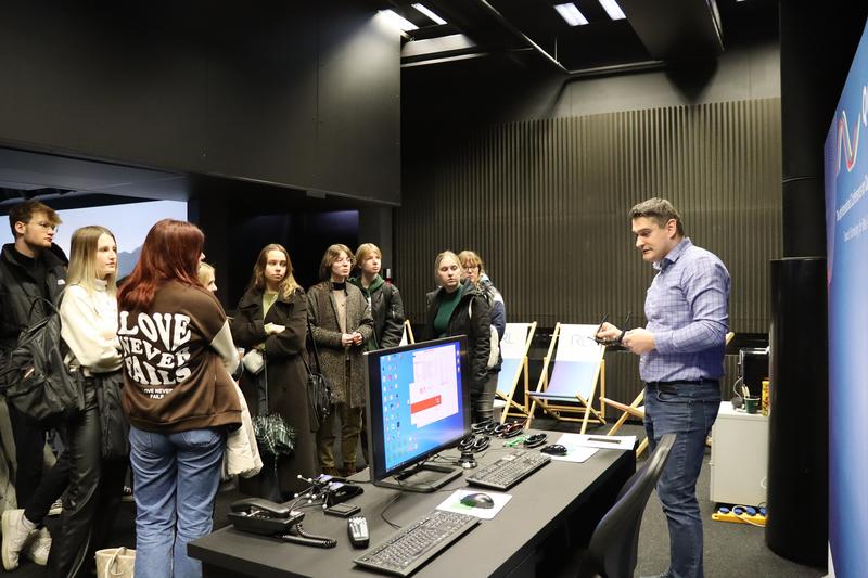 Schülerinnen und Schüler der Gesamtschule Verl besuchen die Cave mit dem wissenschaftlichen Mitarbeiter Miladin Ceranic