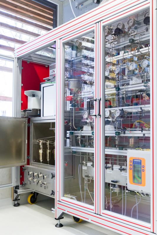 An dieser Screeningstation entwickelt das Fraunhofer IGB die Prozessschritte zur Umwandlung von CO2 aus Prozessgasen zu E-Fuels wie Kerosin und Diesel.